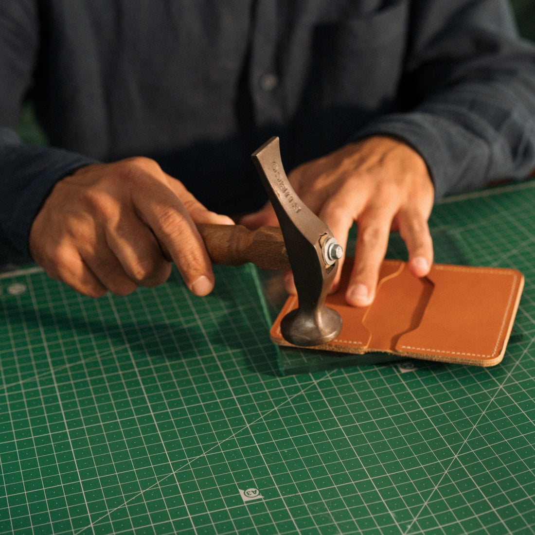 The Minimalist EDC Guide: How to Choose a Leather Wallet and Workspace Essentials That Last