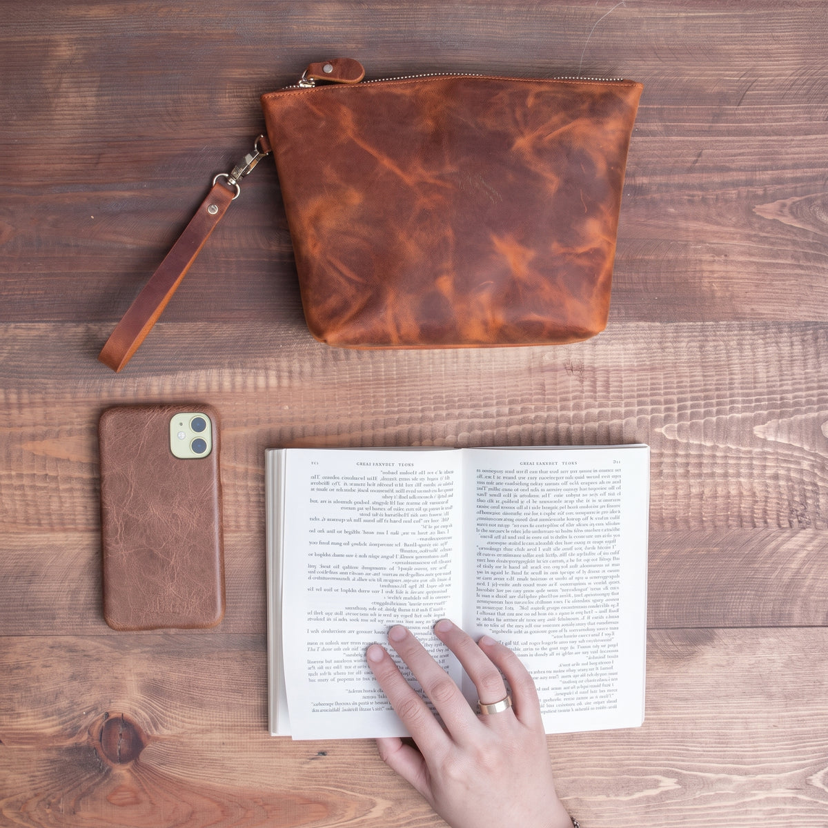Meridian handcrafted  brown leather wristlet clutch bag with zipper front view - Yubello