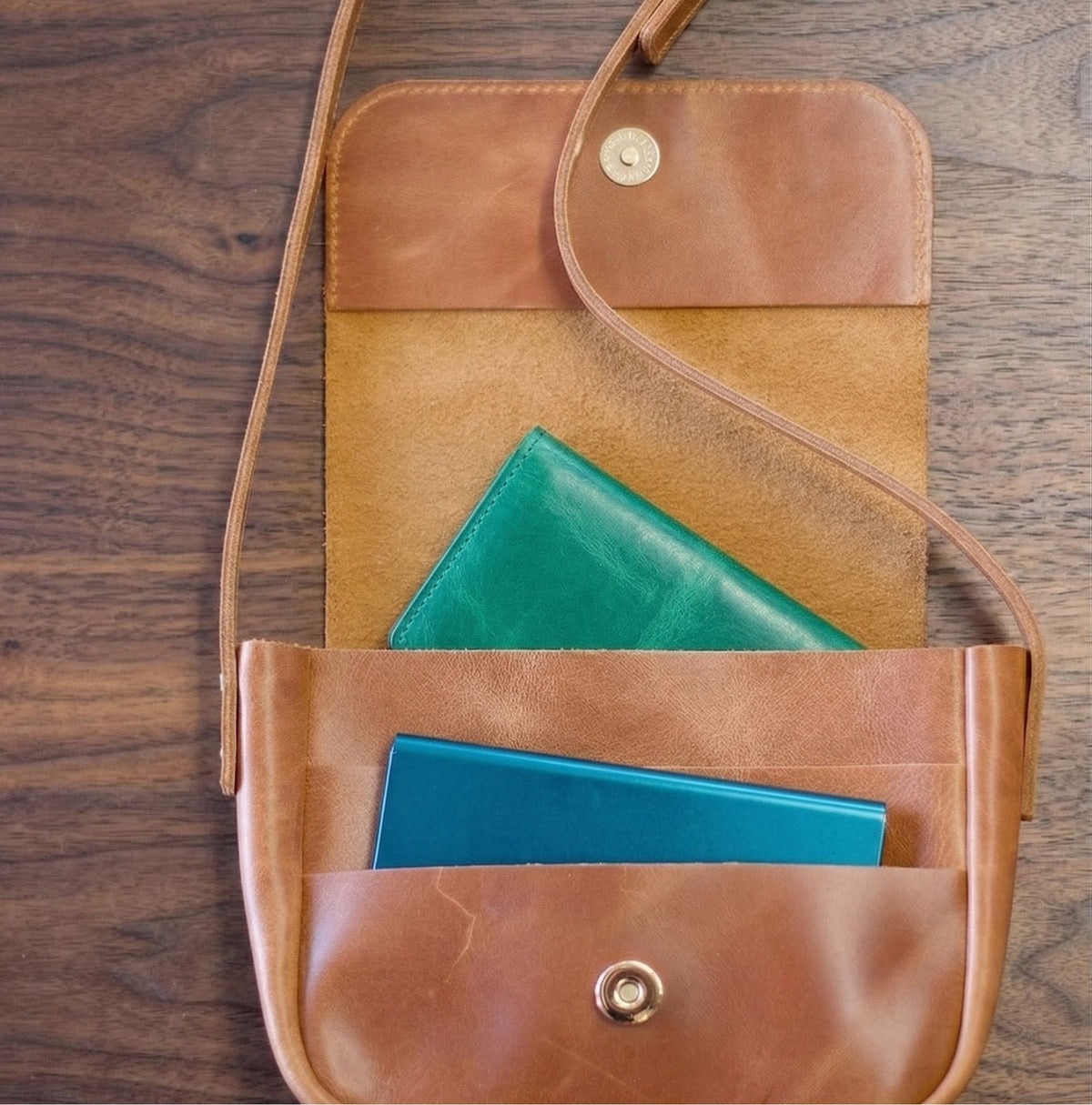 Monteria handcrafted tan brown leather crossbody bag with flap and adjustable strap front view - Yubello
