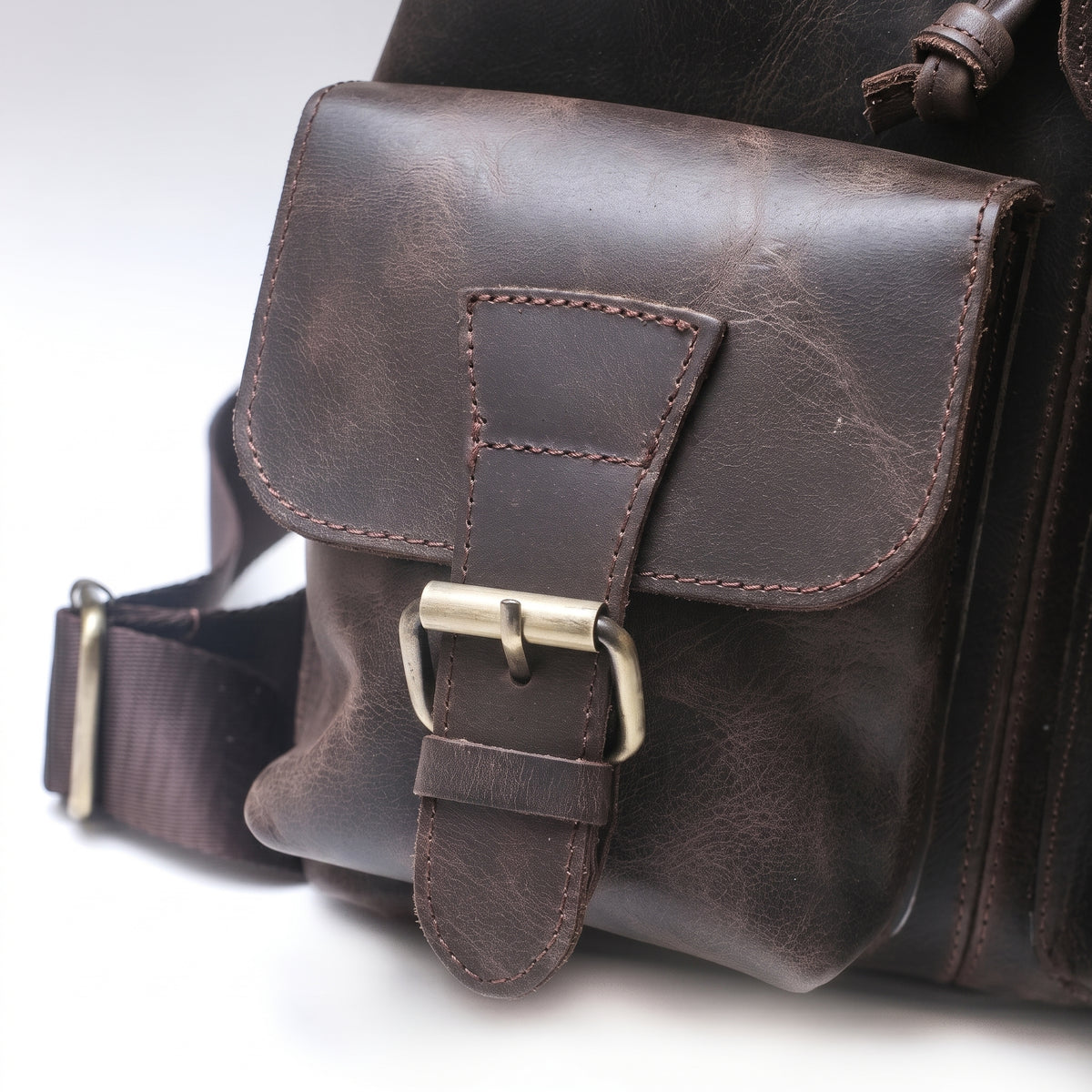 Soline handcrafted chestnut leather backpack vintage rucksack street style on model - Yubello