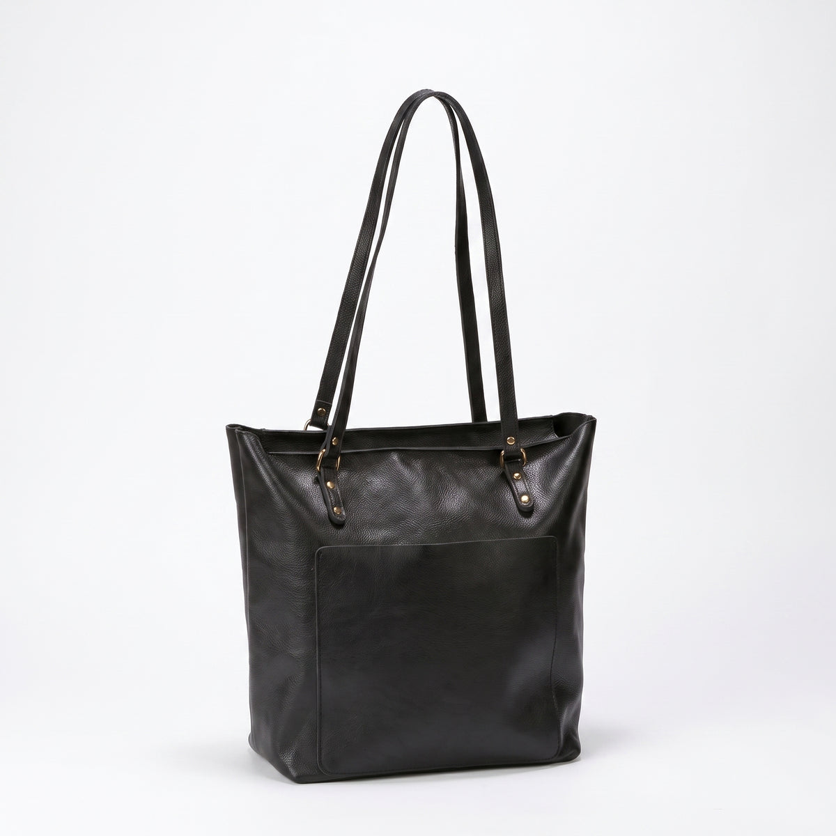 Valdoria handmade black leather shoulder bag - front view - Yubello